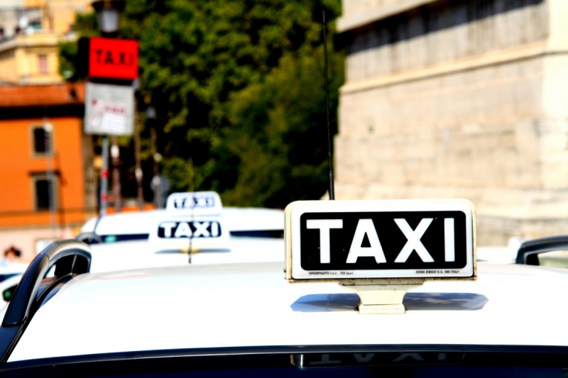 taxis-CARROS-min_taxi_auto_rome_road_white-1051610